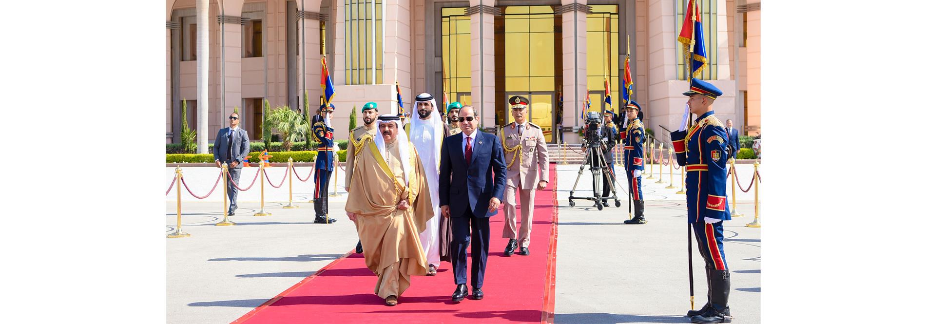 الرئيس عبد الفتاح السيسي يودع ملك مملكة البحرين من مطار القاهرة الدولي