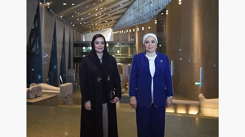 قرينة السيد الرئيس تعرب عن سعادتها مشاركة السيدة حرم جلالة سلطان عُمان في زيارة المتحف المصري الجديد