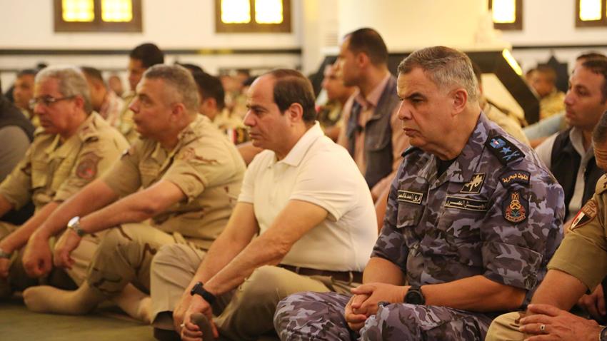 الرئيس عبد الفتاح السيسي يؤدي صلاة الجمعة بقيادة المنطقة الشمالية العسكرية
