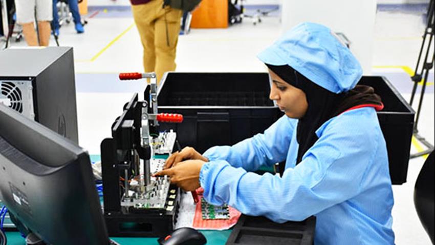 خطين إنتاج للتليفونات المحمولة المصرية بالمنطقة التكنولوجية بأسيوط