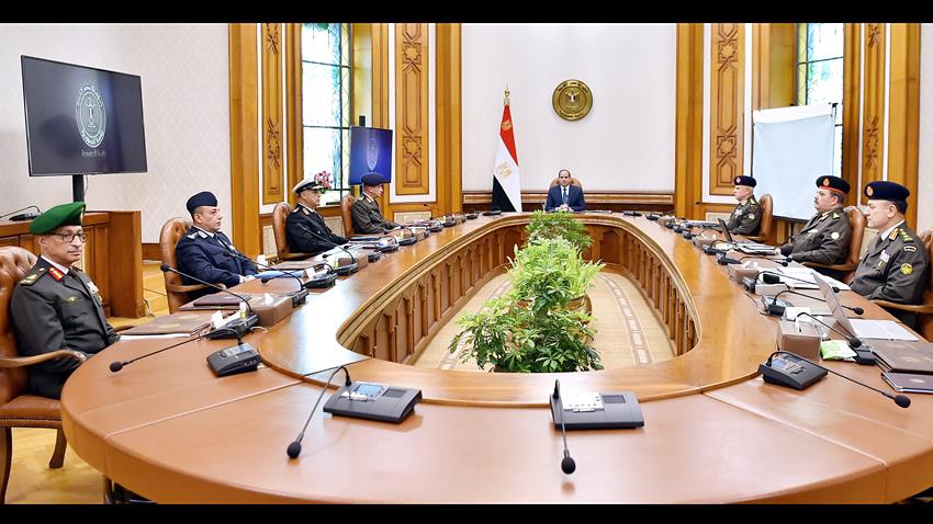 اجتمع السيد الرئيس مع السيد وزير الدفاع والسيد رئيس الأركان والسادة قادة الأفرع الرئيسية ق.م2222222