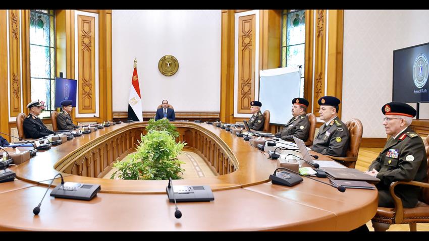اجتمع السيد الرئيس مع السيد وزير الدفاع والسيد رئيس الأركان والسادة قادة الأفرع الرئيسية ق.م3