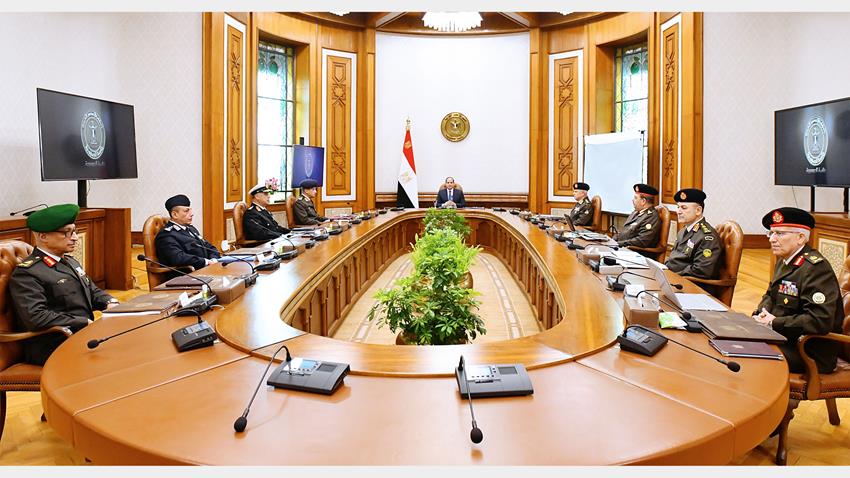 الرئيس عبد الفتاح السيسي يجتمع بوزير الدفاع ورئيس الأركان وقادة الأفرع الرئيسية للقوات المسلحة