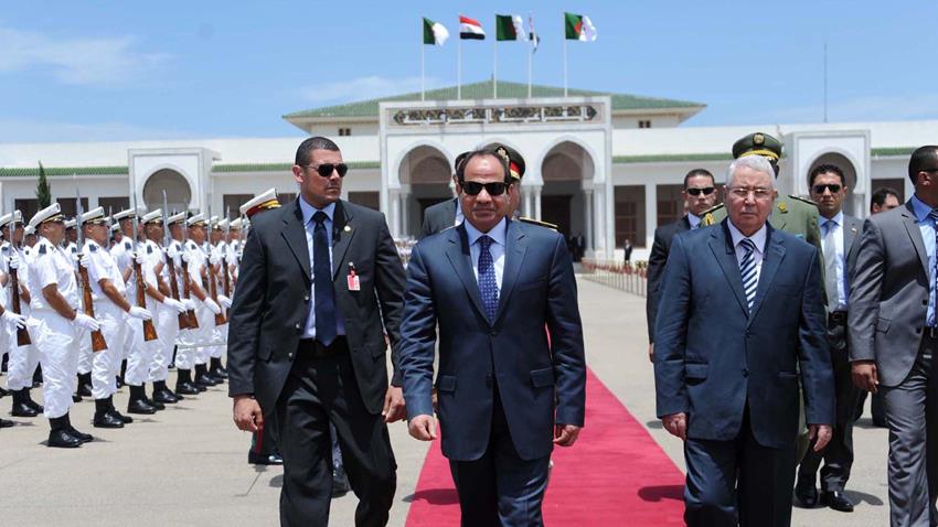 الرئيس عبد الفتاح السيسي يغادر الجزائر