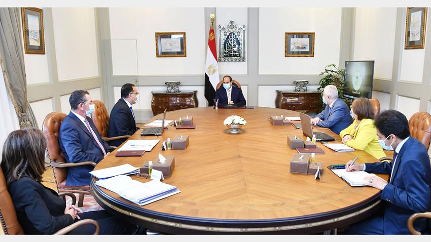 الرئيس عبد الفتاح السيسي يجتمع برئيس مجلس الوزراء وزير التربية والتعليم وعدد من المسئولين