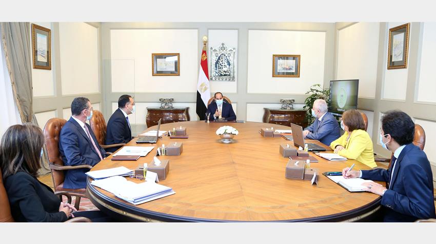 الرئيس عبد الفتاح السيسي يجتمع برئيس مجلس الوزراء ووزير التربية والتعليم وعدد من المسئولين