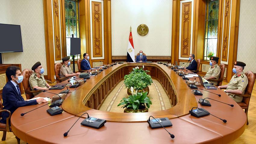 الرئيس عبد الفتاح السيسي يجتمع برئيس مجلس الوزراء ووزير الاتصالات ومدير سلاح الإشارة بالقوات المسلحة