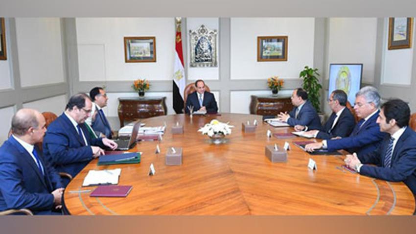 Le président Abdel Fattah Al-Sissi se réunit avec le premier ministre et certains ministres