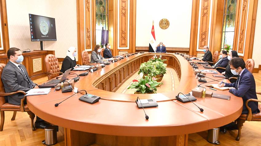 الرئيس عبد الفتاح السيسي يجتمع برئيس الوزراء وعدد من الوزراء