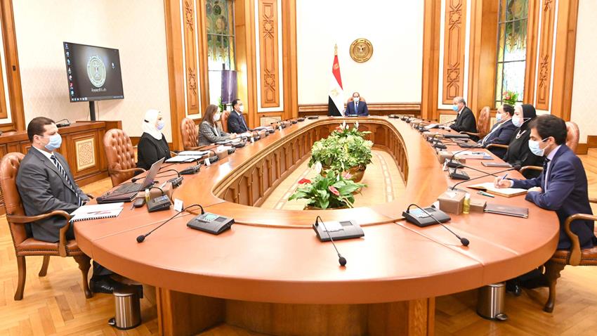 الرئيس عبد الفتاح السيسي يجتمع برئيس الوزراء وعدد من الوزراء