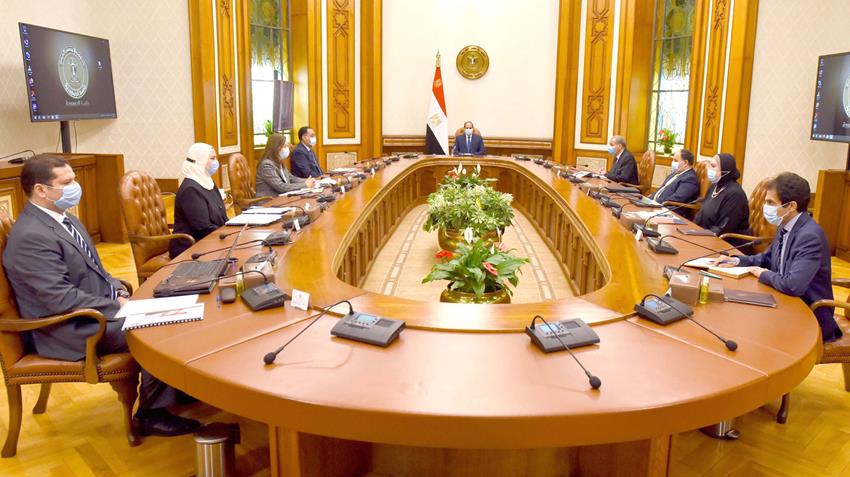 الرئيس عبد الفتاح السيسي يجتمع برئيس الوزراء وعدد من الوزراء