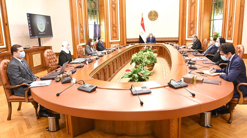 الرئيس عبد الفتاح السيسي يجتمع برئيس الوزراء وعدد من الوزراء