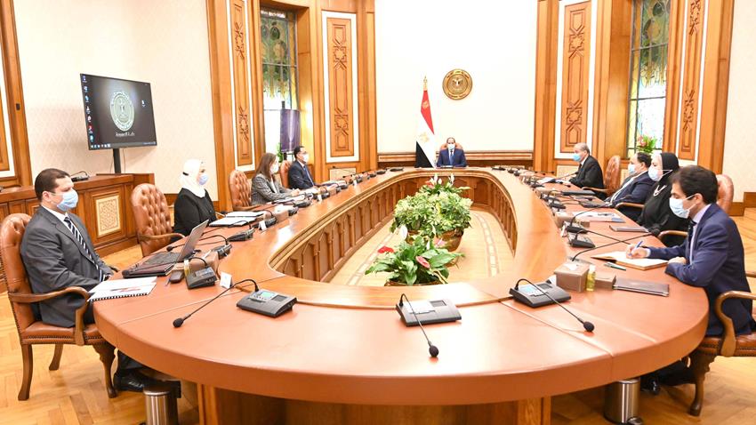 Le Président Al-Sissi se réunit avec le Premier ministre et d'autres responsables
