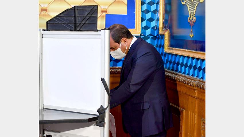 الرئيس عبد الفتاح السيسي يدلي بصوته في انتخابات مجلس الشيوخ