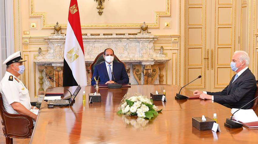 الرئيس عبد الفتاح السيسي يستقبل قائد القوات البحرية ورئيس مجلس إدارة شركة لورسن الألمانية