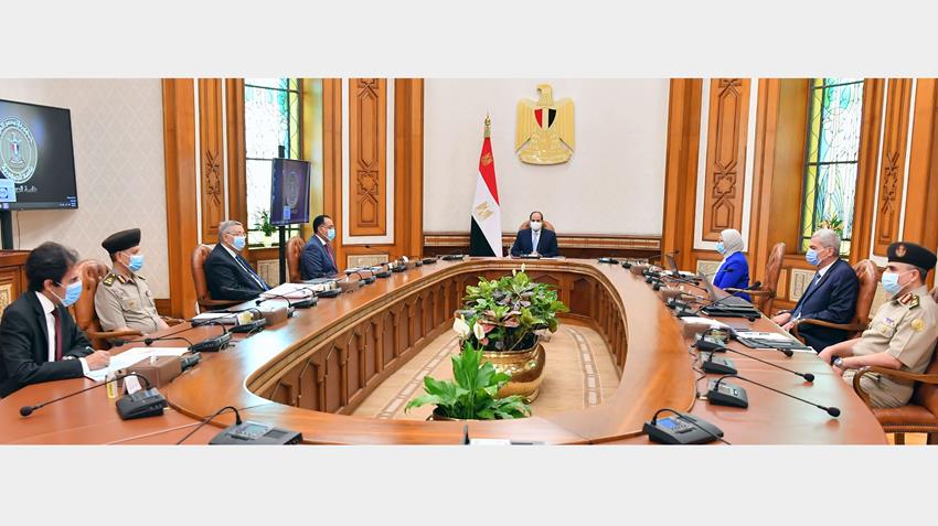 الرئيس عبد الفتاح السيسي يجتمع برئيس مجلس الوزراء ووزيرة الصحة وعدد من المسؤولين