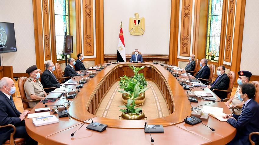 الرئيس عبد الفتاح السيسي يجتمع برئيس مجلس الوزراء وعدد من الوزراء والمسئولين