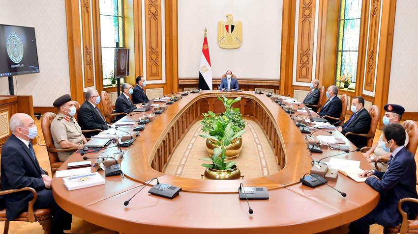 الرئيس عبد الفتاح السيسي يجتمع برئيس مجلس الوزراء وعدد من الوزراء والمسئولين