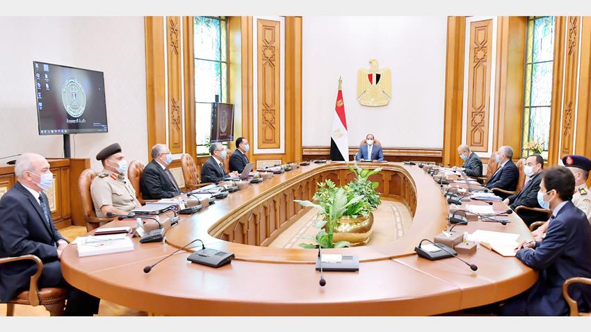 الرئيس عبد الفتاح السيسي يجتمع برئيس مجلس الوزراء وعدد من الوزراء والمسئولين