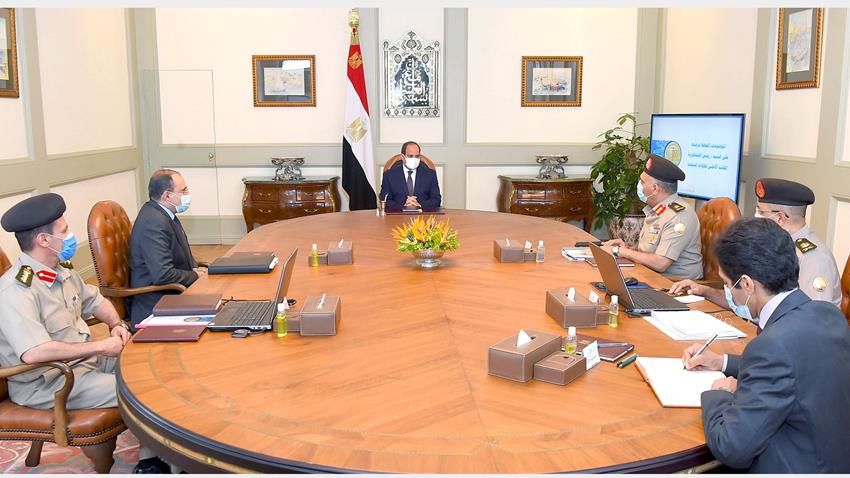 الرئيس عبد الفتاح السيسي يجتمع بمستشار رئيس الجمهورية للتخطيط العمراني وعدد من قادة القوات المسلحة