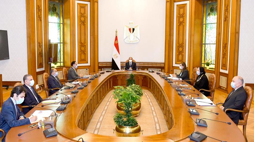 الرئيس عبد الفتاح السيسي يجتمع برئيس مجلس الوزراء وعدد من الوزراء والمسئولين