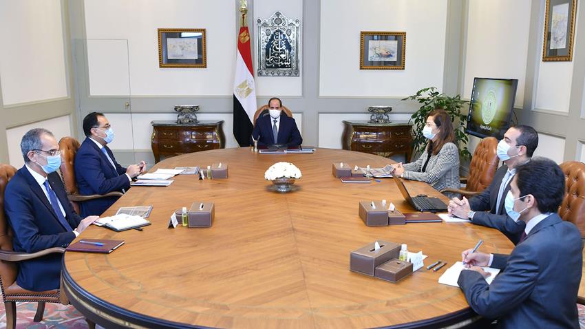 الرئيس عبد الفتاح السيسي يجتمع برئيس مجلس الوزراء ووزيري التخطيط والاتصالات