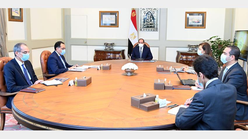 الرئيس عبد الفتاح السيسي يجتمع برئيس مجلس الوزراء ووزيري التخطيط والاتصالات