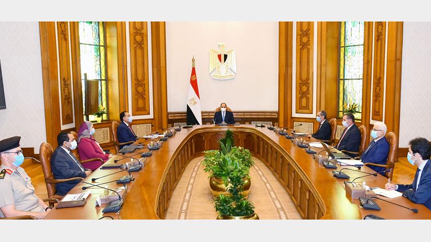 الرئيس عبد الفتاح السيسي يجتمع برئيس مجلس الوزراء وعدد من الوزراء والمسئولين