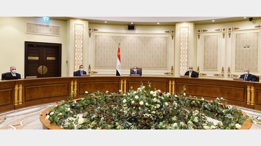 Le Président Al-Sissi se réunit avec le PM et certains ministres et hommes d'État