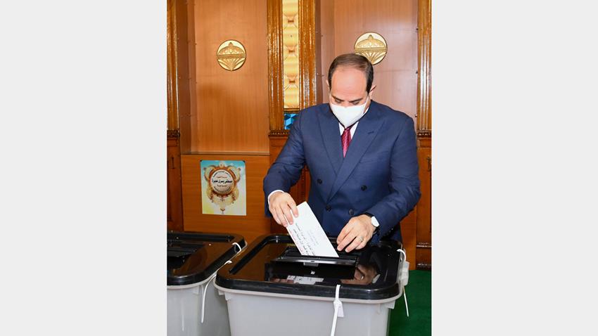 الرئيس عبد الفتاح السيسي يدلي بصوته في انتخابات مجلس النواب