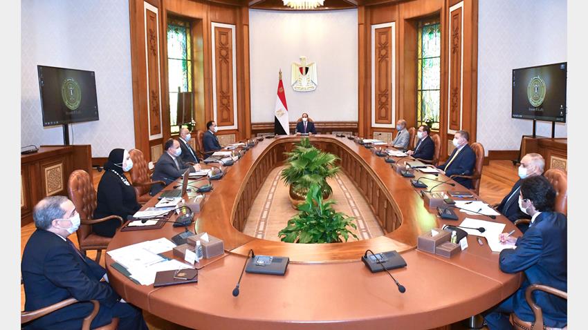 الرئيس عبد الفتاح السيسي يجتمع برئيس مجلس الوزراء وعدد من المسئولين