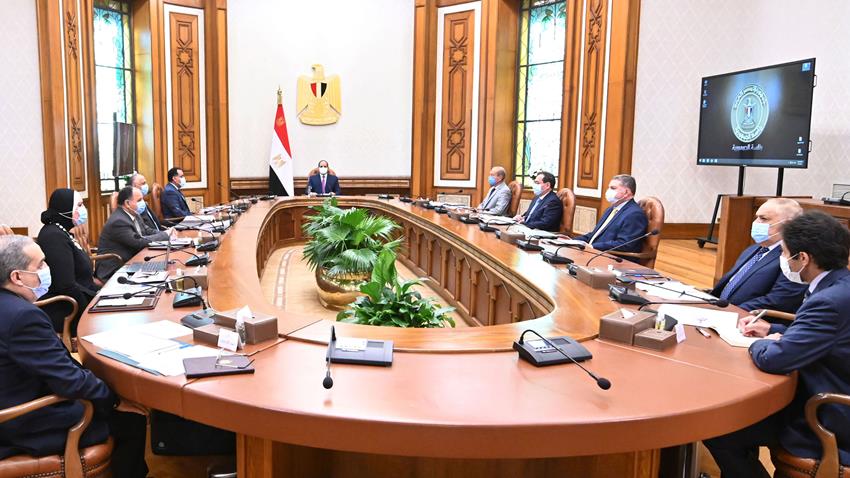 الرئيس عبد الفتاح السيسي يجتمع برئيس مجلس الوزراء وعدد من المسئولين