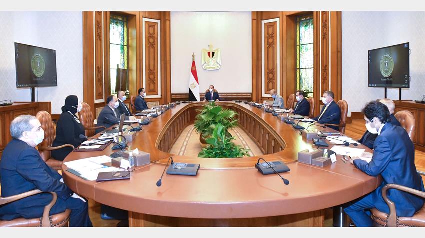 الرئيس عبد الفتاح السيسي يجتمع برئيس مجلس الوزراء وعدد من المسئولين