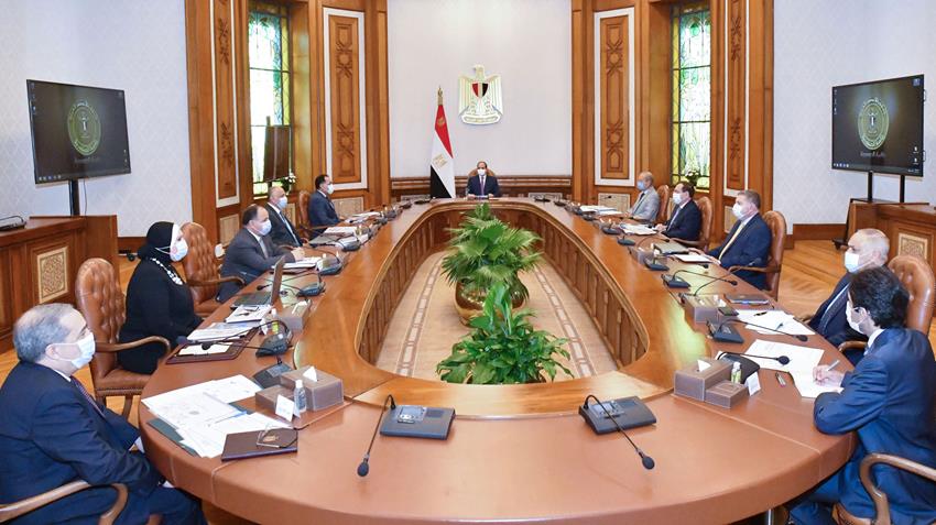 الرئيس عبد الفتاح السيسي يجتمع برئيس مجلس الوزراء وعدد من المسئولين