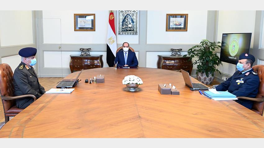 الرئيس عبد الفتاح السيسي يجتمع بوزير الدفاع والإنتاج الحربي وقائد القوات الجوية