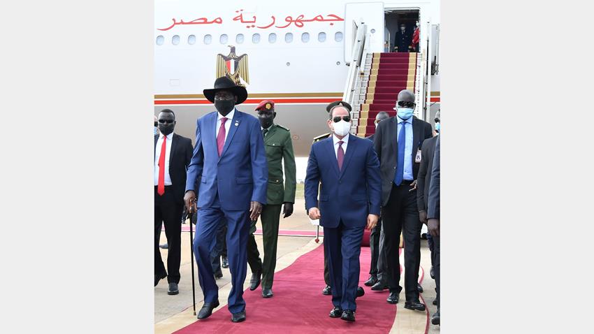 الرئيس عبد الفتاح السيسي يصل إلى جنوب السودان والرئيس سلفا كير يستقبل سيادته بمطار جوبا الدولي