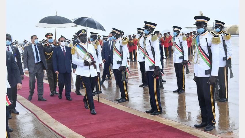 الرئيس عبد الفتاح السيسي يصل إلى جنوب السودان والرئيس سلفا كير يستقبل سيادته بمطار جوبا الدولي