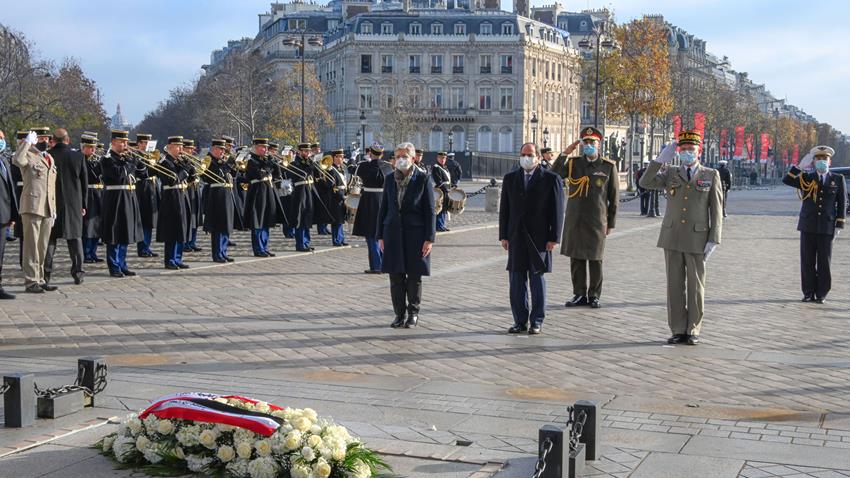 Le Président Al-Sissi pose une couronne de fleurs sur la tombe du soldat inconnu à Paris