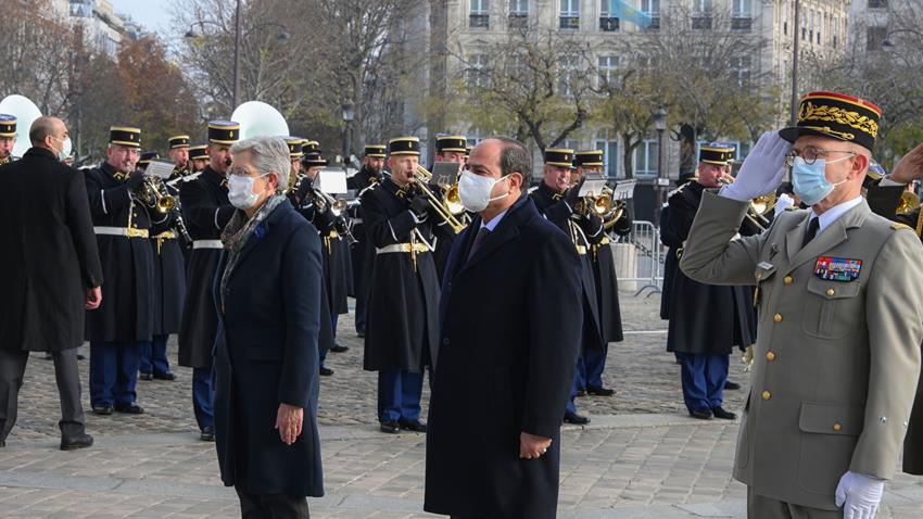 Le Président Al-Sissi pose une couronne de fleurs sur la tombe du soldat inconnu à Paris