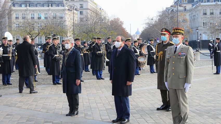 Le Président Al-Sissi pose une couronne de fleurs sur la tombe du soldat inconnu à Paris