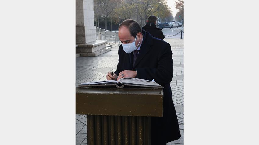 Le Président Al-Sissi pose une couronne de fleurs sur la tombe du soldat inconnu à Paris