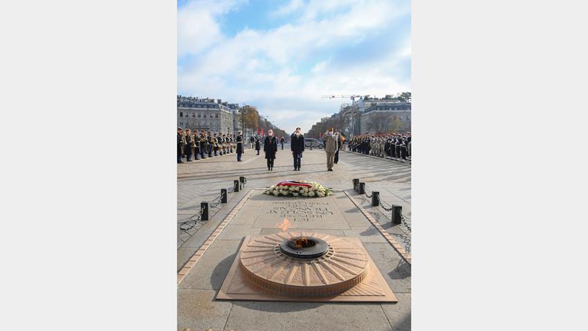 Le Président Al-Sissi pose une couronne de fleurs sur la tombe du soldat inconnu à Paris