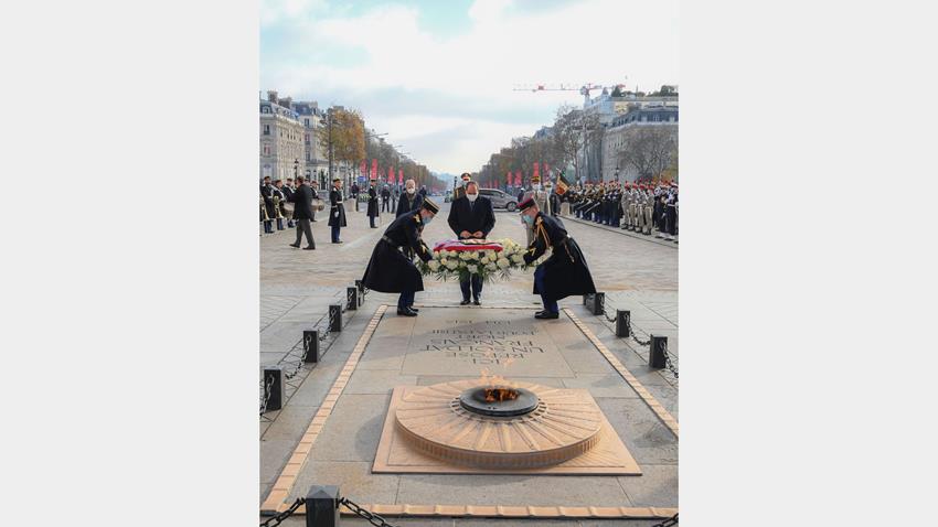 Le Président Al-Sissi pose une couronne de fleurs sur la tombe du soldat inconnu à Paris