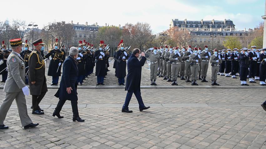 Le Président Al-Sissi pose une couronne de fleurs sur la tombe du soldat inconnu à Paris