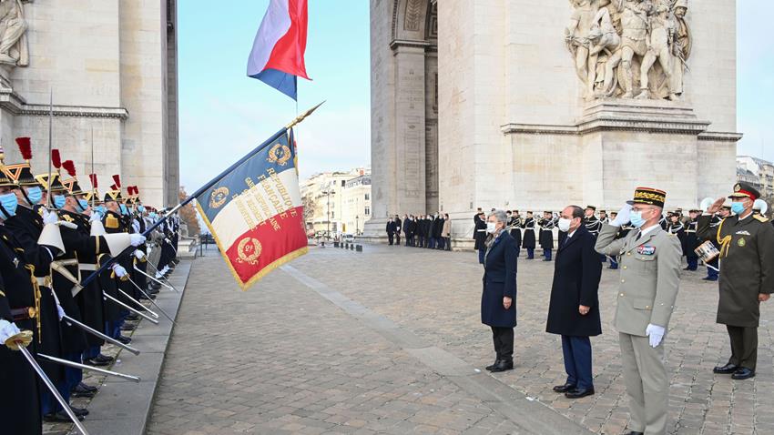 Le Président Al-Sissi pose une couronne de fleurs sur la tombe du soldat inconnu à Paris