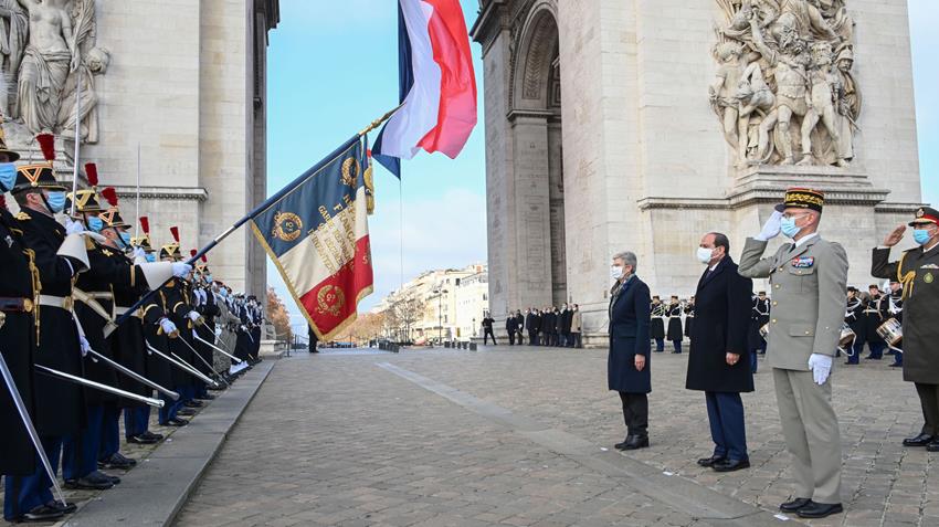 Le Président Al-Sissi pose une couronne de fleurs sur la tombe du soldat inconnu à Paris