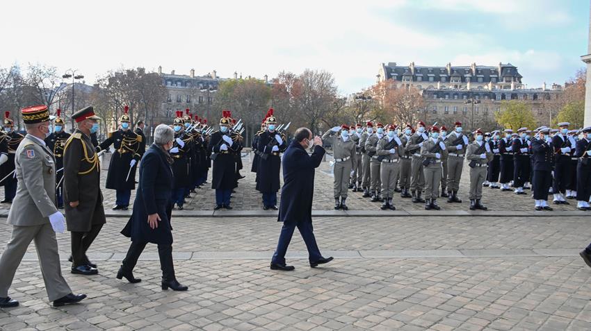 Le Président Al-Sissi pose une couronne de fleurs sur la tombe du soldat inconnu à Paris