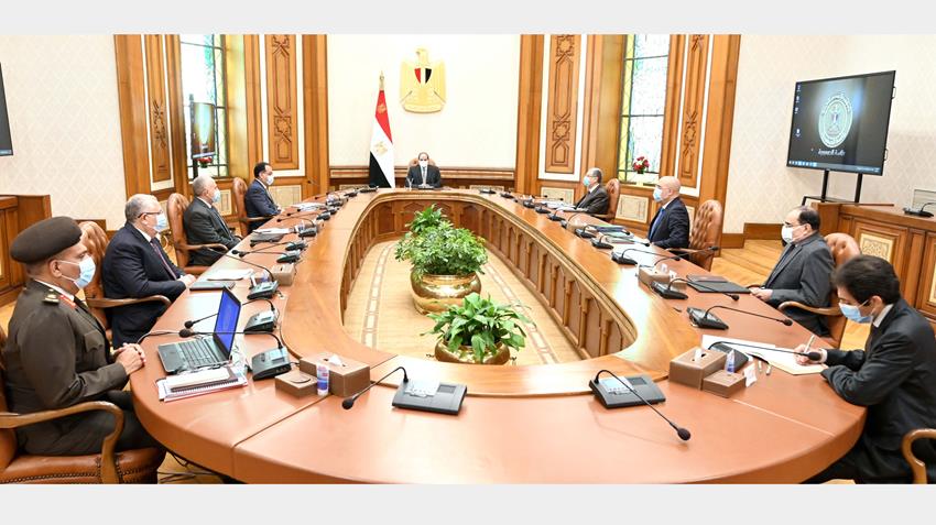 Le Président Al-Sissi se réunit avec le PM et certains ministres et responsables