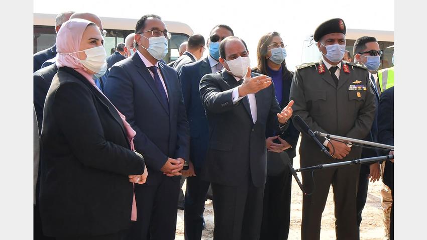 الرئيس عبد الفتاح السيسي يصطحب أعضاء الحكومة في جولة تفقدية بمنطقة عزبة الهجانة شرق القاهرة