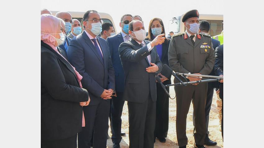 الرئيس عبد الفتاح السيسي يصطحب أعضاء الحكومة في جولة تفقدية بمنطقة عزبة الهجانة شرق القاهرة
